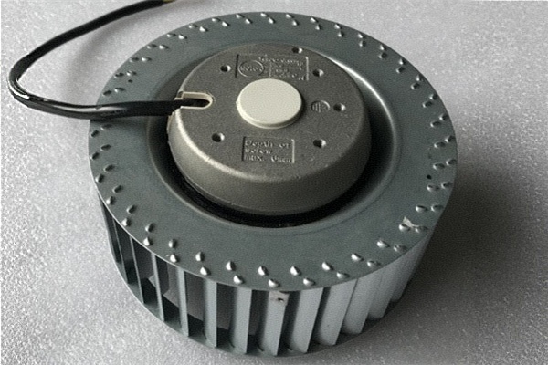 新風(fēng)系統(tǒng)風(fēng)機(jī)背面實(shí)拍圖